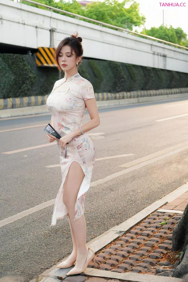   [XiuRen]高清写真图 2025.06.17 No.10419 玫瑰我爱你 浅色旗袍第6张图片